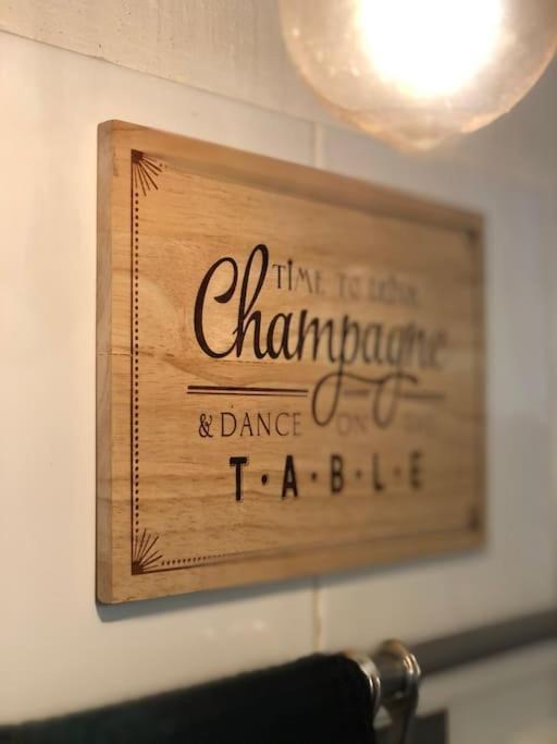 Charmant Logement & Terrasse Au Centre Historique แซ็ง-คล็อด ภายนอก รูปภาพ